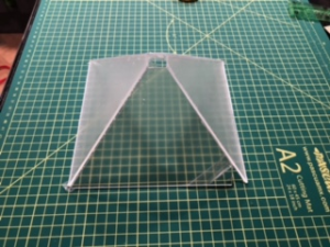 Figura 6. Pirámide unida con cinta adhesiva y pegada con silicon.
